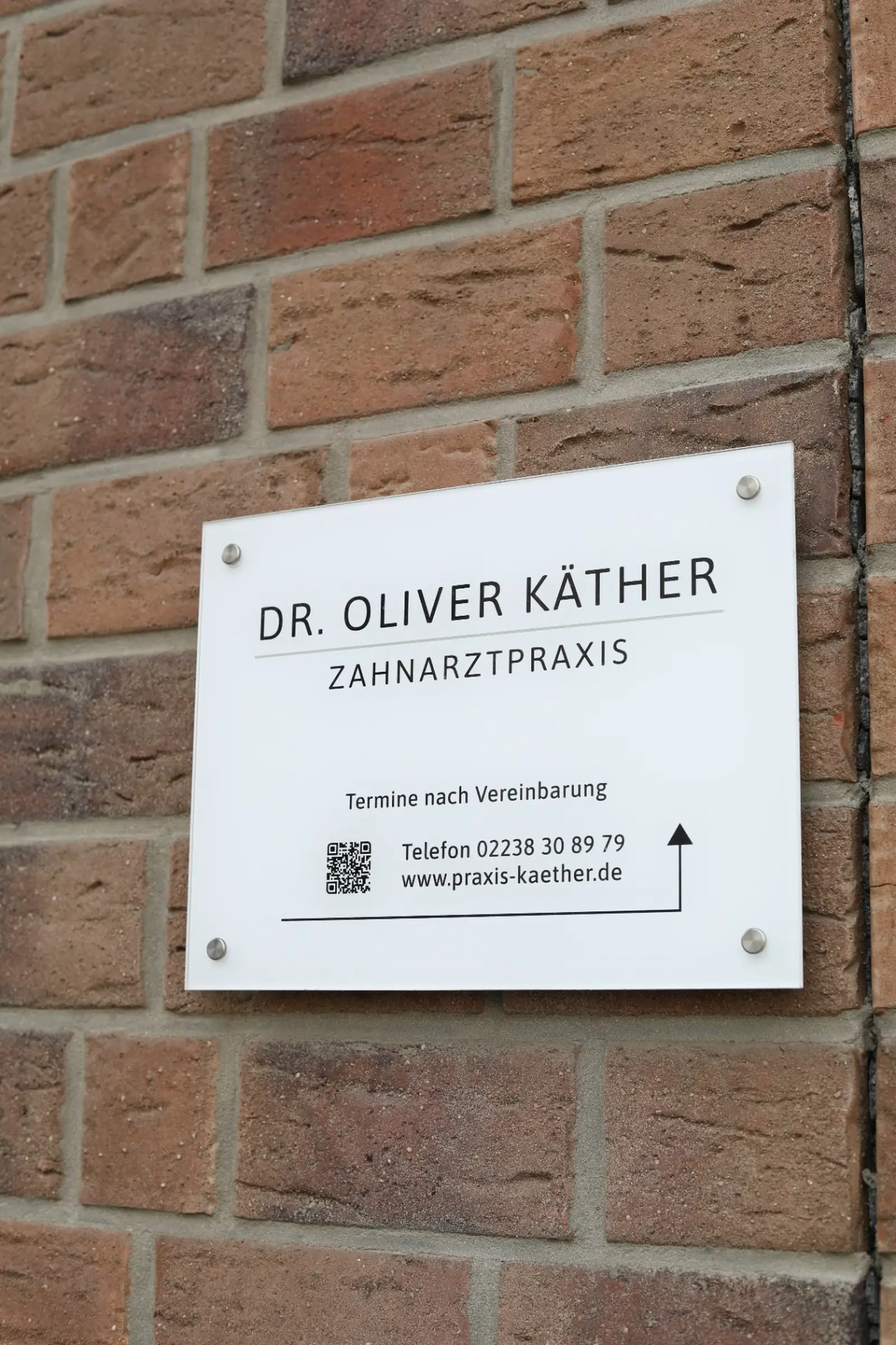 Fassade der Zahnarztpraxis Dr. Oliver Käther in Pulheim