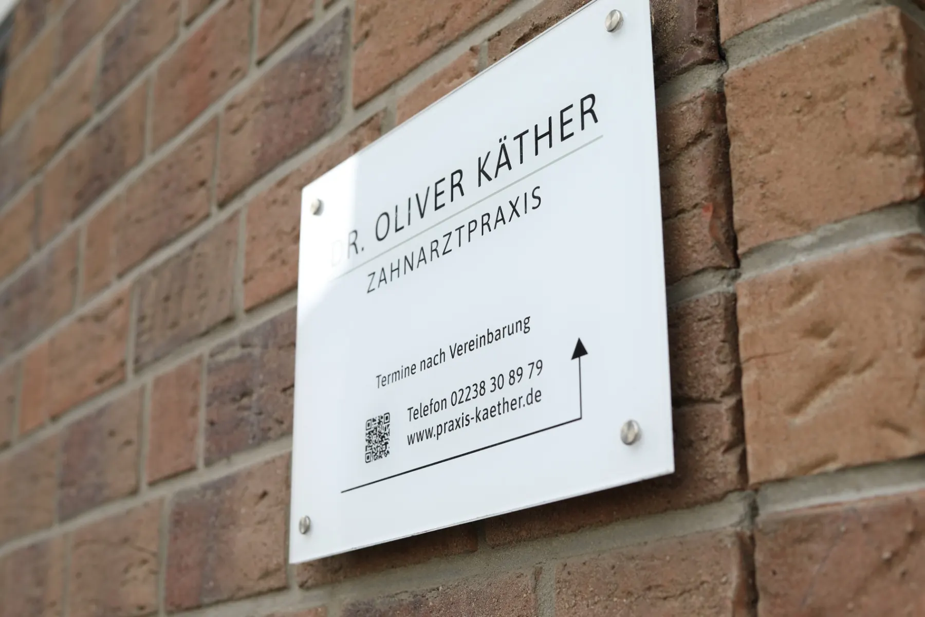 Praxisschild der Zahnarztpraxis Dr. Oliver Käther an der Alte Kölner Str. 4 in Pulheim