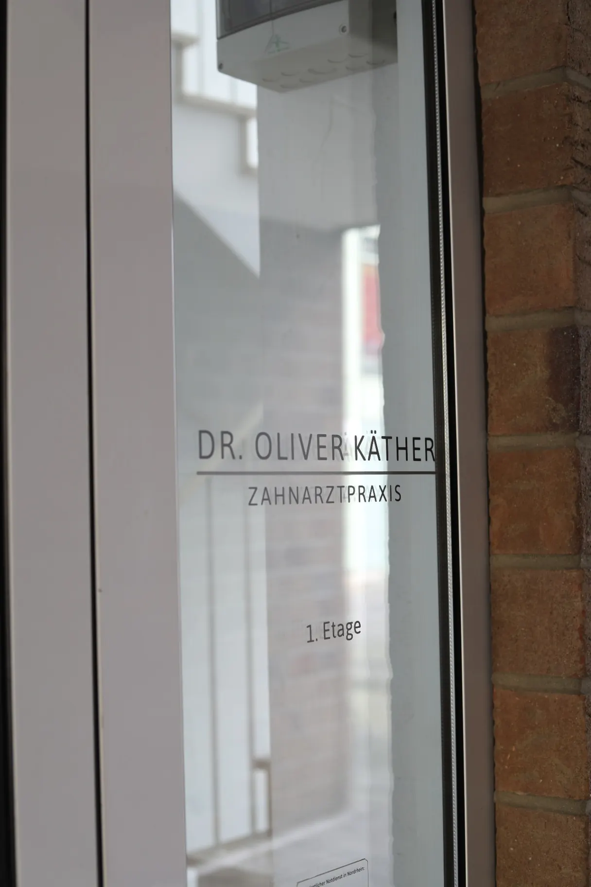 Glastür am Eingang der Zahnarztpraxis Dr. Käther in Pulheim