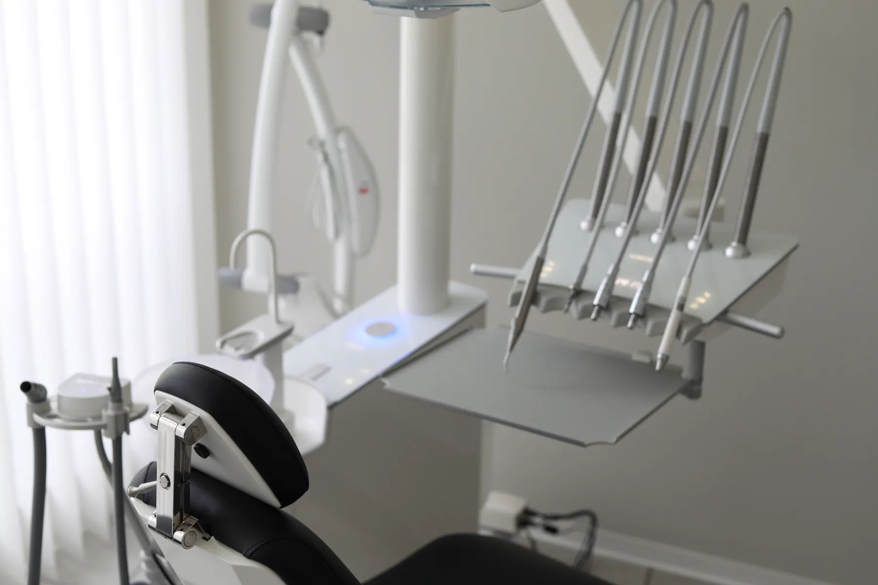 Behandlungszimmer mit digitaler Ausstattung in der Praxis Dr. Käther, Pulheim